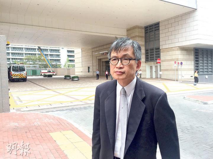 港大血液腫瘤科教授鄺沃林(圖)作供時稱,當事主獲安排住院後「有人照顧過佢,但無人治療過佢」,等候逾5小時仍未獲抽血化驗,而其實醫生為病人抽血只需花一兩分鐘。他質疑瑪嘉烈的醫護對於病患的緩急輕重沒判斷能力。(曾駿豪攝) 港大血液腫瘤科教授鄺沃林(圖)作供時稱,當事主獲安排住院後「有人照顧過佢,但無人治療過佢」,等候逾5小時仍未獲抽血化驗,而其實醫生為病人抽血只需花一兩分鐘。他質疑瑪嘉烈的醫護對於病患的緩急輕重沒判斷能力。(曾駿豪攝)
