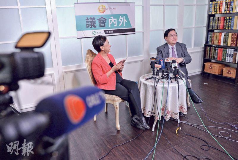 有線電視新聞執行董事趙應春(右)昨接受民主黨前主席劉慧卿(左)網台節目《議會內外》訪問。(蘇智鑫攝) 有線電視新聞執行董事趙應春(右)昨接受民主黨前主席劉慧卿(左)網台節目《議會內外》訪問。(蘇智鑫攝)