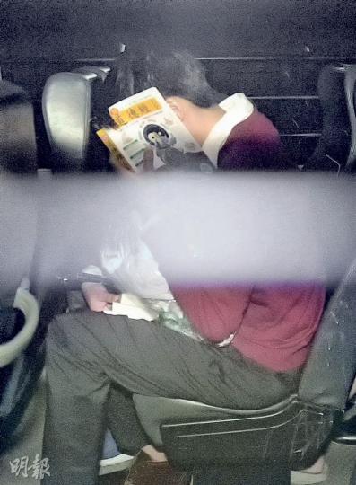 被告楊家倫（圖）由囚車押送至法院時以一本《圖解道德經大全》掩面。他到達法庭後表現平靜，法官宣布刑期時，他亦沒有太大反應。（楊柏賢攝）