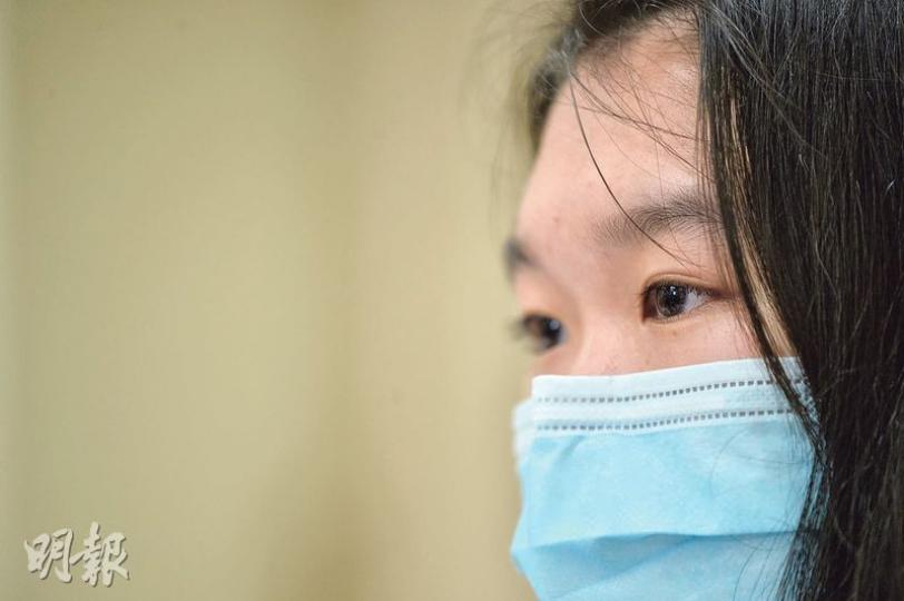 女病人鄧桂思急需換肝,其女兒Michelle(圖)因尚差3個月才成年,按法例不能捐肝。她昨日再次公開請求政府酌情處理,又指今次事件令她明白器官捐贈的重要,日後亦願意捐器官幫助別人。(蘇智鑫攝) 女病人鄧桂思急需換肝,其女兒Michelle(圖)因尚差3個月才成年,按法例不能捐肝。她昨日再次公開請求政府酌情處理,又指今次事件令她明白器官捐贈的重要,日後亦願意捐器官幫助別人。(蘇智鑫攝)