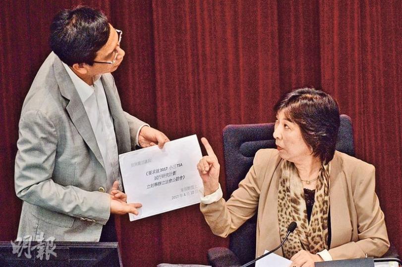 昨日立法會教育事務委員會會議上,副主席葉建源向主席蔣麗芸遞交家長聯盟的請願信,要求委員會就小三TSA召開公聽會,蔣麗芸拒絕接收。(馮凱鍵攝) 昨日立法會教育事務委員會會議上,副主席葉建源向主席蔣麗芸遞交家長聯盟的請願信,要求委員會就小三TSA召開公聽會,蔣麗芸拒絕接收。(馮凱鍵攝)
