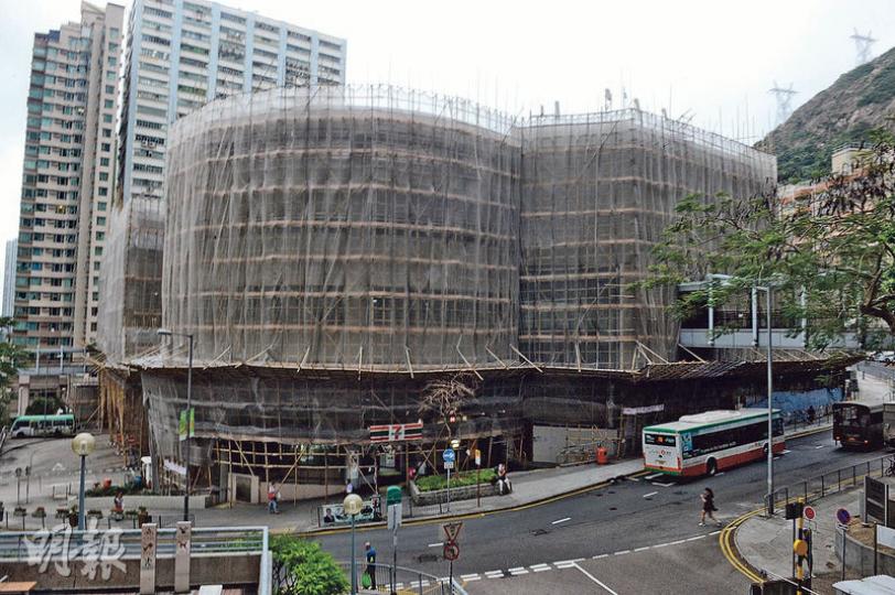 樓高5層的田灣商場(圖)正做大型裝修,其中三層半租予國際學校NAIS。香港眾志昨稱獲地政總署人員口頭回覆,否決了商場業主遞交的圖則,令NAIS或未能如期開學。(劉焌陶攝) 樓高5層的田灣商場(圖)正做大型裝修,其中三層半租予國際學校NAIS。香港眾志昨稱獲地政總署人員口頭回覆,否決了商場業主遞交的圖則,令NAIS或未能如期開學。(劉焌陶攝)