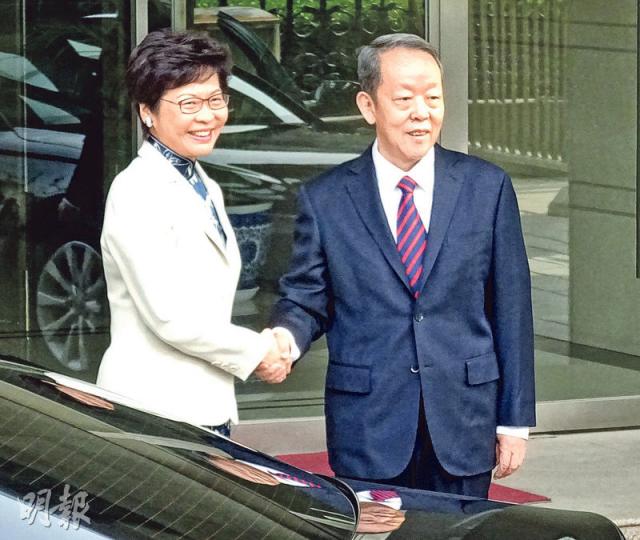 候任特首林鄭月娥(左)昨早與港澳辦主任王光亞(右)會面近兩小時,會前兩人握手讓傳媒拍照,林太此時身穿藍色旗袍,並披上米白色外衣。(梁智康攝)林鄭月娥(右)昨午到人民大會堂與全國人大委員長張德江會面,其夫林兆波(左下)陪伴在側,林太此時換上淡綠色旗袍赴會。(梁智康攝) 候任特首林鄭月娥(左)昨早與港澳辦主任王光亞(右)會面近兩小時,會前兩人握手讓傳媒拍照,林太此時身穿藍色旗袍,並披上米白色外衣。(梁智康攝)林鄭月娥(右)昨午到人民大會堂與全國人大委員長張德江會面,其夫林兆波(左下)陪伴在側,林太此時換上淡綠色旗袍赴會。(梁智康攝)