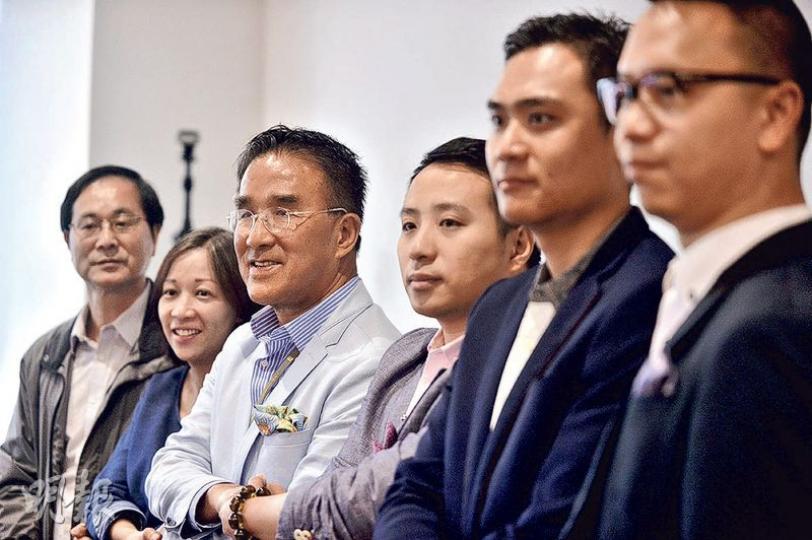 田北辰（左三） 昨聯同6名新界西區議員退黨，包括屯門區議員朱耀華（左一）和蘇嘉雯（左二） 、葵青區議員徐曉杰（右三）、元朗陳思靜（右二）及荃灣鄭捷彬（右一）。另一跟隨退黨的葵青區議員吳家超因不在香港，所以未有現身。（馮凱鍵攝）新民黨主席葉劉淑儀（左二）和該黨新界東立法會議員容海恩（左一）昨一同會見記者，回應田北辰退黨。葉太表示，理解每個人在不同階段有不同的訴求，「未選到議員，就想選到；選到後，就想獨立點、想有發聲和發展空間」。葉太感謝田過去對新民黨的貢獻。（馮凱鍵攝）