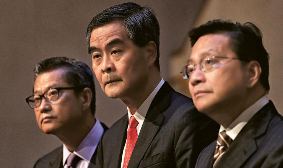 本港樓市「一約多伙」情况近期被傳媒揭發,特首梁振英(中)昨傍晚聯同財政司長陳茂波(左)和運房局長張炳良(右)宣布,今日起收緊住宅印花稅的機制。梁振英表示,若買家以一份文書購入多於一個住宅物業,即使是首置客,有關交易都須按15%新稅率繳稅。(郭慶輝攝) 本港樓市「一約多伙」情况近期被傳媒揭發,特首梁振英(中)昨傍晚聯同財政司長陳茂波(左)和運房局長張炳良(右)宣布,今日起收緊住宅印花稅的機制。梁振英表示,若買家以一份文書購入多於一個住宅物業,即使是首置客,有關交易都須按15%新稅率繳稅。(郭慶輝攝)