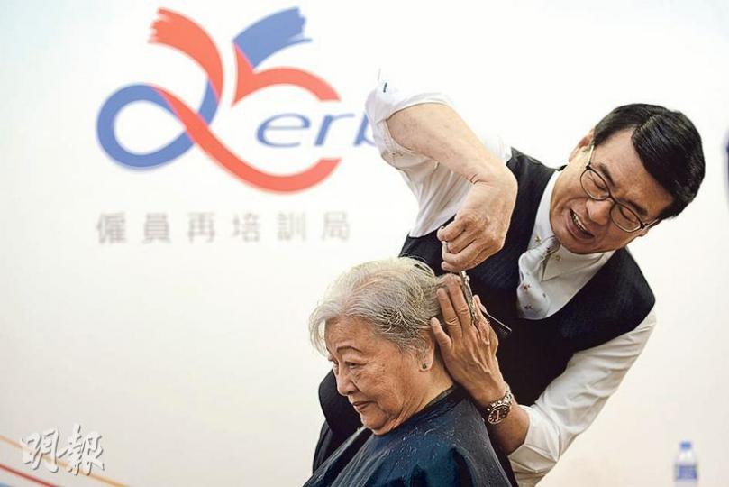 僱員再培訓局主席梁永祥表示,自己在上月報讀剪髮特別班,上了4堂共6小時課程,又即席向傳媒示範替長者剪髮。他笑言完成課程後,不時在家練習手勢,但妻子不敢讓他操刀。(鍾林枝攝) 僱員再培訓局主席梁永祥表示,自己在上月報讀剪髮特別班,上了4堂共6小時課程,又即席向傳媒示範替長者剪髮。他笑言完成課程後,不時在家練習手勢,但妻子不敢讓他操刀。(鍾林枝攝)