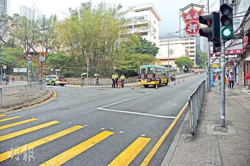 死者就讀的中學聖文德書院(圖後方),距離車禍現場約百米。中四生趙敏言昨晨疑因遲到心急趕返學校,從圖右方橫過雙鳳街時,遭一輛上斜駛至的綠色專線小巴撞倒,飛彈多米後遭捲入車底,下半身被困右前輪下,送院後不治。(蔡方山攝) 死者就讀的中學聖文德書院(圖後方),距離車禍現場約百米。中四生趙敏言昨晨疑因遲到心急趕返學校,從圖右方橫過雙鳳街時,遭一輛上斜駛至的綠色專線小巴撞倒,飛彈多米後遭捲入車底,下半身被困右前輪下,送院後不治。(蔡方山攝)