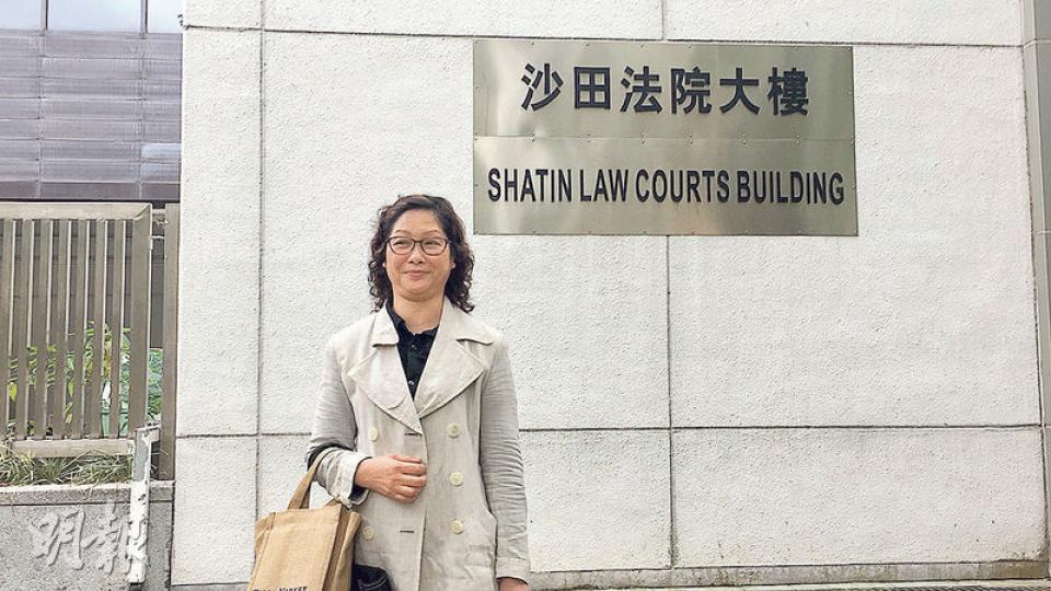 被指倒車時撞到食環助理小販管理主任而被票控不小心駕駛的女工章婉和(圖),昨在庭外站定讓記者拍照。(凌沛恩攝)校巴司機鄭忠雄(圖)稱聽到有食環職員大叫「做佢」,及見到陳介夫粗暴地欲將被告拉出車外。(凌沛恩攝) 被指倒車時撞到食環助理小販管理主任而被票控不小心駕駛的女工章婉和(圖),昨在庭外站定讓記者拍照。(凌沛恩攝)校巴司機鄭忠雄(圖)稱聽到有食環職員大叫「做佢」,及見到陳介夫粗暴地欲將被告拉出車外。(凌沛恩攝)