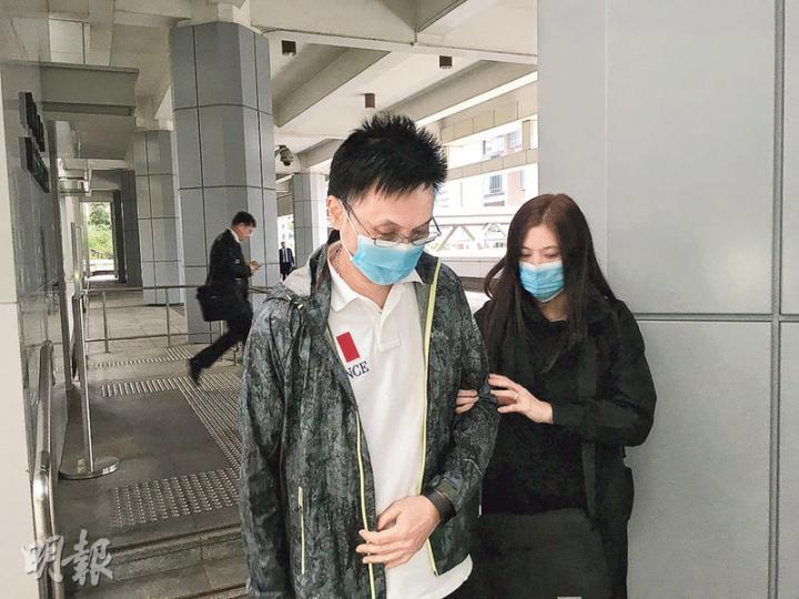 原訴黃暐郗（左）昨持拐杖到庭，走路時由妻子（右）攙扶，作供時亦不時站起輕拍後腰。（黃文雋攝）