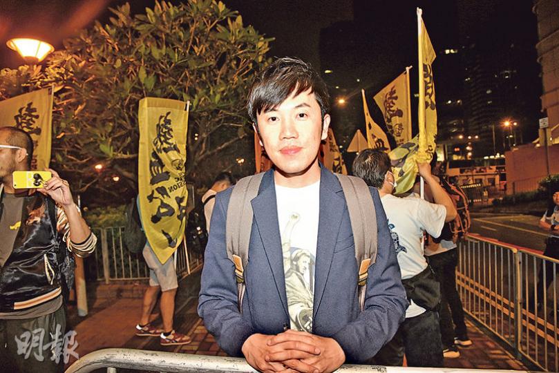 立法會議員鄭松泰(圖)昨晨獲准保釋外出,並須於下周二出席應訊,有熱血公民支持者昨到警署外聲援鄭松泰。(蔡方山攝) 立法會議員鄭松泰(圖)昨晨獲准保釋外出,並須於下周二出席應訊,有熱血公民支持者昨到警署外聲援鄭松泰。(蔡方山攝)