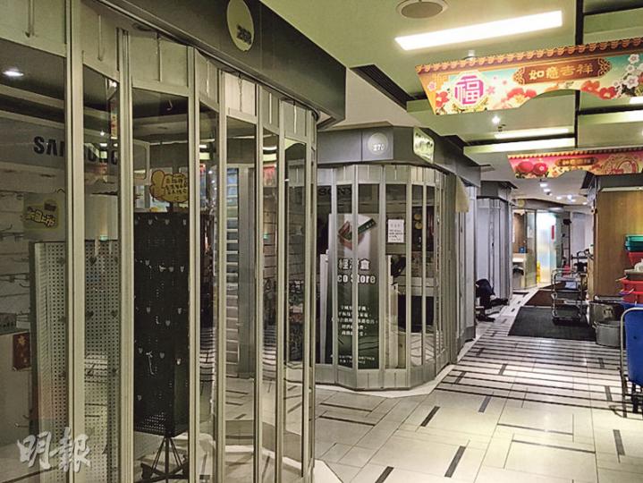 本報記者昨到北角城市金庫商場,發現不少店舖未有營業或空置,部分業主在閘門貼上租售廣告,指有「超大空間議價」。(梁嘉怡攝) 本報記者昨到北角城市金庫商場,發現不少店舖未有營業或空置,部分業主在閘門貼上租售廣告,指有「超大空間議價」。(梁嘉怡攝)