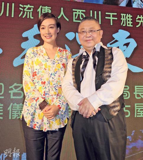 江美儀(左)與李居明(右)帶團跟戲迷去旅行。(攝影/記者:林蘊兒) 江美儀(左)與李居明(右)帶團跟戲迷去旅行。(攝影/記者:林蘊兒)