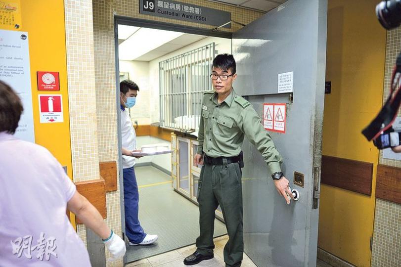 被判囚20個月的前特首曾蔭權昨日因哮喘不適,送到瑪麗醫院治理,相信留醫於羈留病房(圖),內有懲教人員駐守。(蘇智鑫攝) 被判囚20個月的前特首曾蔭權昨日因哮喘不適,送到瑪麗醫院治理,相信留醫於羈留病房(圖),內有懲教人員駐守。(蘇智鑫攝)