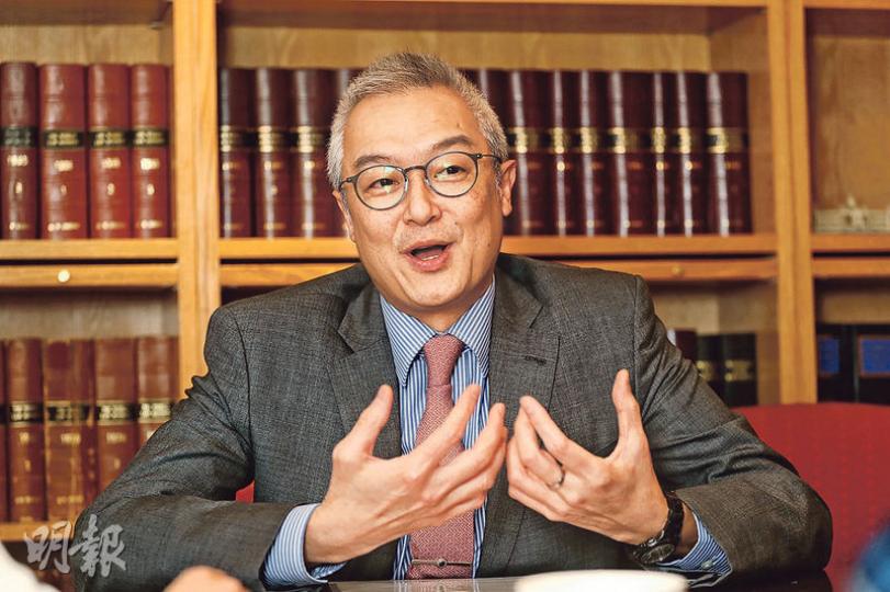 本身是資深大律師的何沛謙剛卸任通訊局主席,他認為行政會議沒接納通訊局的發牌建議,有如法庭打官司,不同層面有不同看法,本來不是大問題,只是有決定後要說明理據,正如法庭有判辭,若法庭只講結果,而不說理據,相信都會減低威信。被問政府是否因此公信力受損,他說:「我始終覺得,如多點理由,透明點,可能有不同看法。」(李紹昌攝) 本身是資深大律師的何沛謙剛卸任通訊局主席,他認為行政會議沒接納通訊局的發牌建議,有如法庭打官司,不同層面有不同看法,本來不是大問題,只是有決定後要說明理據,正如法庭有判辭,若法庭只講結果,而不說理據,相信都會減低威信。被問政府是否因此公信力受損,他說:「我始終覺得,如多點理由,透明點,可能有不同看法。」(李紹昌攝)