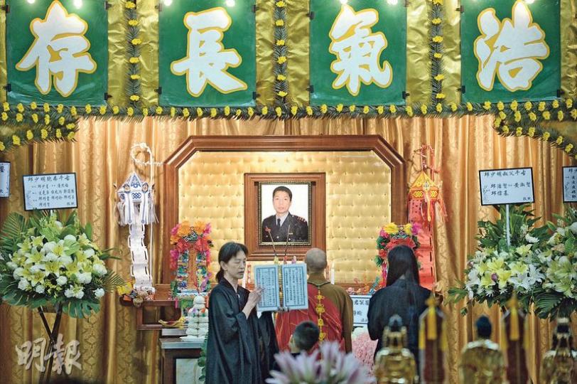 殉職消防總隊目邱少明昨日在紅磡世界殯儀館設靈,靈堂以佛教儀式佈置,靈堂正中掛上「浩氣長存」橫匾及邱sir穿制服的照片。(鍾林枝攝)邱sir生前熱愛單車活動,靈堂內放了家屬特別訂製的紙紮單車祭品。(樊銳昌攝)多名政府官員昨晚到靈堂向殉職消防總隊目邱少明致祭,包括政務司長張建宗(右二)、消防處長李建日(右三)、發展局長馬紹祥(右四)、保安局副局長李家超(左三)、公務員事務局長張雲正(左一)等。(劉焌陶攝) 殉職消防總隊目邱少明昨日在紅磡世界殯儀館設靈,靈堂以佛教儀式佈置,靈堂正中掛上「浩氣長存」橫匾及邱sir穿制服的照片。(鍾林枝攝)邱sir生前熱愛單車活動,靈堂內放了家屬特別訂製的紙紮單車祭品。(樊銳昌攝)多名政府官員昨晚到靈堂向殉職消防總隊目邱少明致祭,包括政務司長張建宗(右二)、消防處長李建日(右三)、發展局長馬紹祥(右四)、保安局副局長李家超(左三)、公務員事務局長張雲正(左一)等。(劉焌陶攝)