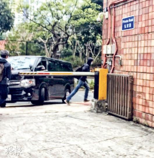 國泰物流主管黃競鋒稱因好奇及壓力大偷拍村屋浴室,昨被判社會服務令,離庭時拔足狂奔。(凌沛恩攝) 國泰物流主管黃競鋒稱因好奇及壓力大偷拍村屋浴室,昨被判社會服務令,離庭時拔足狂奔。(凌沛恩攝)