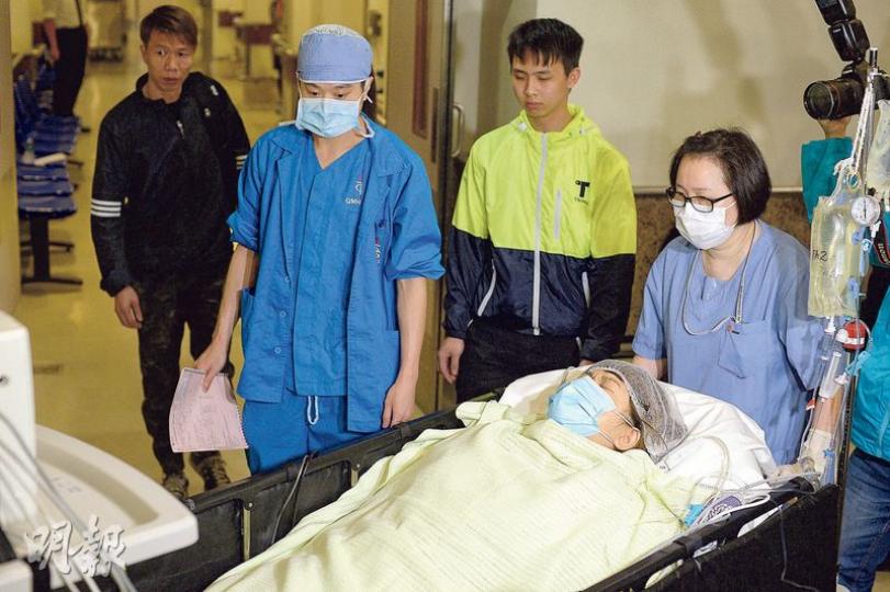 鄭小姐與肝衰竭病人鄧桂思不相識,但看新聞得悉其女兒爭取未成年捐肝救母,深受感動而決心捐肝,昨晚近10時被送入深切治療部。(鍾林枝攝)鄭小姐在手術室捐肝期間,鄭母全程在外守候。鄭太昨向記者展示女兒接受術前檢查時傳給她的信息,提到若自己出事,叮囑母親要撐住、不要衝動,鄭太則回應表示,這個女兒想起救人就開心。(林智傑攝)鄭太在女兒接受捐肝手術期間,由早到晚在手術室外等候,她說雖然擔心,但支持女兒義舉,為她自豪。(鍾林枝攝) 鄭小姐與肝衰竭病人鄧桂思不相識,但看新聞得悉其女兒爭取未成年捐肝救母,深受感動而決心捐肝,昨晚近10時被送入深切治療部。(鍾林枝攝)鄭小姐在手術室捐肝期間,鄭母全程在外守候。鄭太昨向記者展示女兒接受術前檢查時傳給她的信息,提到若自己出事,叮囑母親要撐住、不要衝動,鄭太則回應表示,這個女兒想起救人就開心。(林智傑攝)鄭太在女兒接受捐肝手術期間,由早到晚在手術室外等候,她說雖然擔心,但支持女兒義舉,為她自豪。(鍾林枝攝)