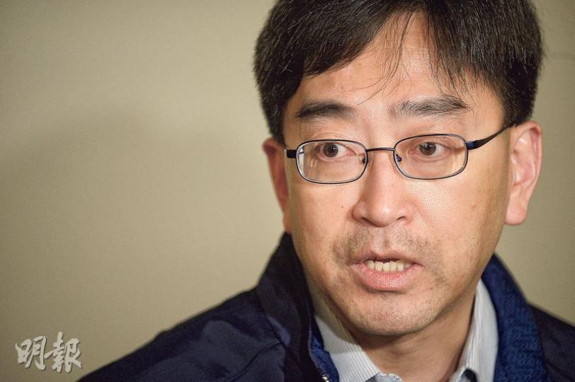 食物及衛生局長高永文(圖)昨表示,捐贈器官手術對於捐贈者來說,對自己「毫無益處、只有風險」,故法例會比較嚴格,以保障未成年人士,政府就今次事件,會積極考慮是否容許18歲以下人士成為活體器官捐贈者,盡快展開諮詢。(郭慶輝攝) 食物及衛生局長高永文(圖)昨表示,捐贈器官手術對於捐贈者來說,對自己「毫無益處、只有風險」,故法例會比較嚴格,以保障未成年人士,政府就今次事件,會積極考慮是否容許18歲以下人士成為活體器官捐贈者,盡快展開諮詢。(郭慶輝攝)