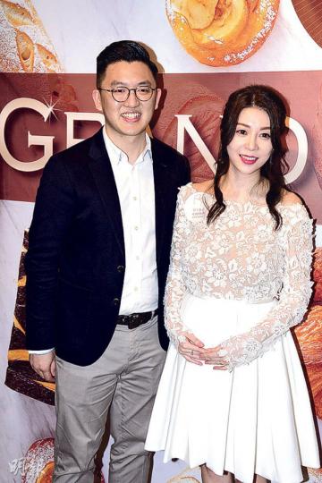 已懷孕5個月的黃婉曼開設麵包工房,獲老公馮柏基恩愛撐場。(攝影﹕梁迺楠)何傲兒(左)與家姐何傲芝羨慕黃婉曼懷孕肥肚不肥身,希望自己將來都一樣。(攝影﹕梁迺楠) 已懷孕5個月的黃婉曼開設麵包工房,獲老公馮柏基恩愛撐場。(攝影﹕梁迺楠)何傲兒(左)與家姐何傲芝羨慕黃婉曼懷孕肥肚不肥身,希望自己將來都一樣。(攝影﹕梁迺楠)