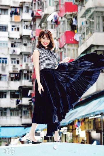 小嶋陽菜說離開AKB48後將專注時裝及模特兒工作。(攝影:梁迺楠)小嶋陽菜來港在鰂魚涌的建築群天井拍照,不少荷李活片亦曾在此取景。(攝影:梁迺楠)小嶋陽菜在香港的著名取景地拍照,不禁拿出手機自拍。(攝影:梁迺楠) 小嶋陽菜說離開AKB48後將專注時裝及模特兒工作。(攝影:梁迺楠)小嶋陽菜來港在鰂魚涌的建築群天井拍照,不少荷李活片亦曾在此取景。(攝影:梁迺楠)小嶋陽菜在香港的著名取景地拍照,不禁拿出手機自拍。(攝影:梁迺楠)