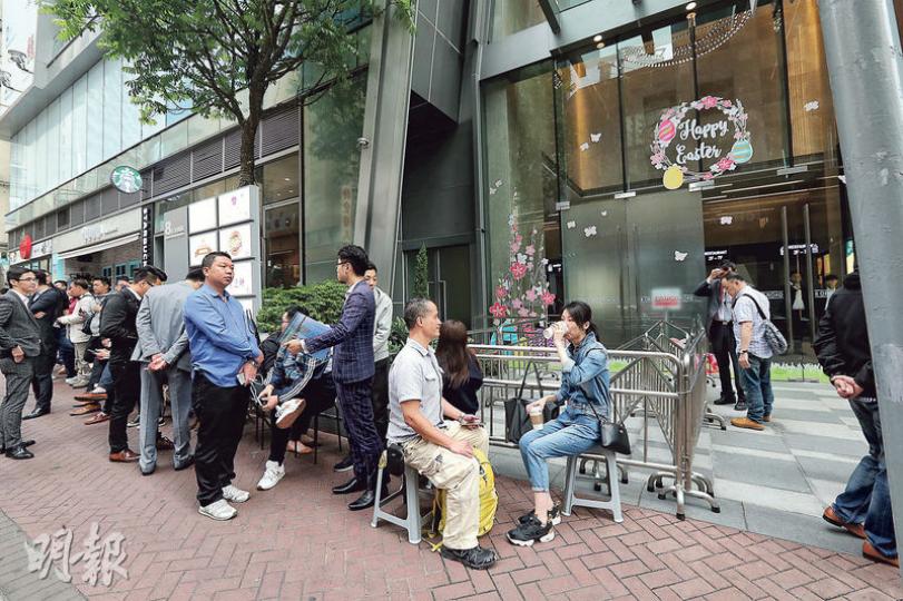 保利旗下啟德龍譽昨天推售新一批93伙單位,全日沽出26伙;由於今次以先到先得形式發售,部分準買家昨早已到尖沙嘴天文台道售樓處外等候。(李紹昌攝) 保利旗下啟德龍譽昨天推售新一批93伙單位,全日沽出26伙;由於今次以先到先得形式發售,部分準買家昨早已到尖沙嘴天文台道售樓處外等候。(李紹昌攝)