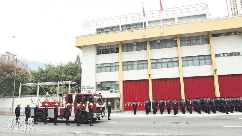 消防靈車昨載着殉職消防總隊目邱少明的靈柩,駛經其生前駐守的田心消防局。消防同袍在處長帶領下,局內響起三短一長的落更鐘,向邱少明作最後道別。(鍾炳然攝)殉職消防總隊目邱少明的靈柩,昨在同袍扶靈下送到浩園安葬。(李紹昌攝)儀式最後,眾人默哀2分鐘,邱妻牽着6歲兒子的手按掣,目送丈夫的靈柩與其生前的鮮黃色消防頭盔,徐徐入土為安,神情落寞。(李紹昌攝)從事金融業的賴先生昨晨帶同4歲半兒子,特意由薄扶林家中到紅磡的靈堂外,送別邱少明。儀式過後賴先生眼泛淚光,表示對意外感到可惜,他想到邱遺下一名稚子時,感受 消防靈車昨載着殉職消防總隊目邱少明的靈柩,駛經其生前駐守的田心消防局。消防同袍在處長帶領下,局內響起三短一長的落更鐘,向邱少明作最後道別。(鍾炳然攝)殉職消防總隊目邱少明的靈柩,昨在同袍扶靈下送到浩園安葬。(李紹昌攝)儀式最後,眾人默哀2分鐘,邱妻牽着6歲兒子的手按掣,目送丈夫的靈柩與其生前的鮮黃色消防頭盔,徐徐入土為安,神情落寞。(李紹昌攝)從事金融業的賴先生昨晨帶同4歲半兒子,特意由薄扶林家中到紅磡的靈堂外,送別邱少明。儀式過後賴先生眼泛淚光,表示對意外感到可惜,他想到邱遺下一名稚子時,感受