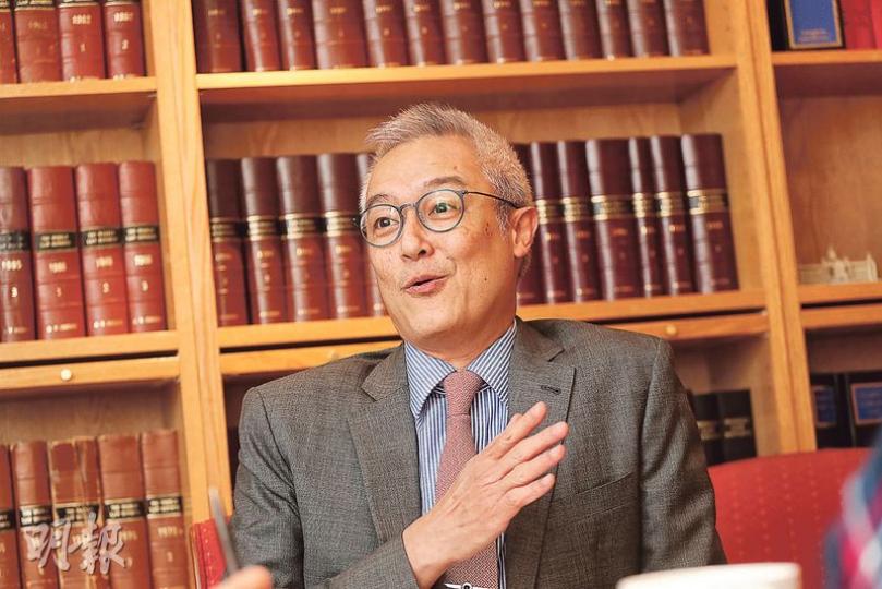 香港回歸20年,人事幾番新,何沛謙重溫舊《鏗鏘集》後獲啟發,指當時的人強調香港要維持自己定位的想法,今天已不同。無論香港定位如何,他認為法治是香港不能失守的一環,不能容許侮辱法庭的行為蔓延。(李紹昌攝) 香港回歸20年,人事幾番新,何沛謙重溫舊《鏗鏘集》後獲啟發,指當時的人強調香港要維持自己定位的想法,今天已不同。無論香港定位如何,他認為法治是香港不能失守的一環,不能容許侮辱法庭的行為蔓延。(李紹昌攝)