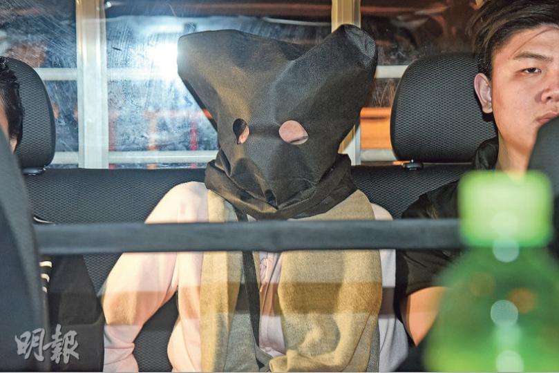 涉嫌販毒被捕女子,由警方車輛押返警署扣查。(蔡方山攝) 涉嫌販毒被捕女子,由警方車輛押返警署扣查。(蔡方山攝)