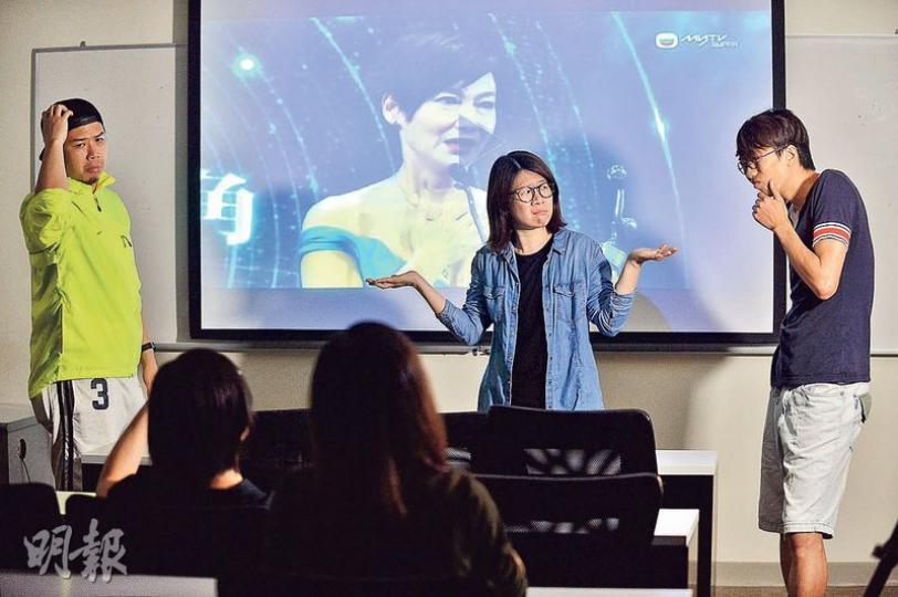 「香港手語來自聾星」聾人成員Kenny(左)、Anita(中)和Aaron(右)一直很想「觀看」香港電影金像獎,惟直播沒字幕;今年終可透過親身傳譯「看畢」整個頒獎禮,有聾人成員更因「聽」到影后的得獎感言,不禁「同步」淚崩。(馮凱鍵攝) 「香港手語來自聾星」聾人成員Kenny(左)、Anita(中)和Aaron(右)一直很想「觀看」香港電影金像獎,惟直播沒字幕;今年終可透過親身傳譯「看畢」整個頒獎禮,有聾人成員更因「聽」到影后的得獎感言,不禁「同步」淚崩。(馮凱鍵攝)
