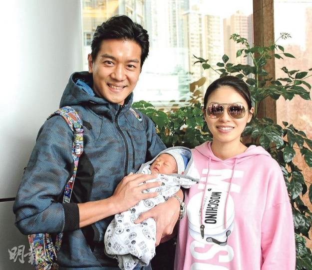 黎諾懿昨日到醫院接老婆及囝囝出院,一家三口幸福美滿。(攝影﹕鍾偉茵)小春雞樣子乖巧好可愛,五官更似足老竇黎諾懿。(攝影﹕鍾偉茵)李潔瑩抱着囝囝小春雞笑到四萬咁口。(攝影﹕鍾偉茵) 黎諾懿昨日到醫院接老婆及囝囝出院,一家三口幸福美滿。(攝影﹕鍾偉茵)小春雞樣子乖巧好可愛,五官更似足老竇黎諾懿。(攝影﹕鍾偉茵)李潔瑩抱着囝囝小春雞笑到四萬咁口。(攝影﹕鍾偉茵)