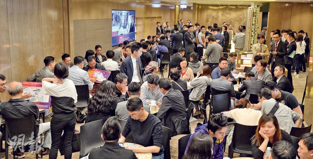 新地代理業務部總經理張卓秀敏表示,旗下珀御昨加推之68伙,以折實價計,平均實呎約1.29萬元,市值逾3.6億元。(劉焌陶攝) 新地代理業務部總經理張卓秀敏表示,旗下珀御昨加推之68伙,以折實價計,平均實呎約1.29萬元,市值逾3.6億元。(劉焌陶攝)