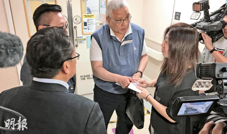 「香港提升快樂指數基金」4名成員昨到瑪麗醫院,基金會長陳國民(右二)向鄭太(右一)致送10萬元心意金及慰問信。鄭太當時未知金額,又連番表示不需要,但基金會成員強調「小小心意」,鄭太遂收下該信封。(許芳文攝)「香港提升快樂指數基金」榮譽會長史立德(右)昨與基金成員向阿甄母親(左)送上心意金,並稱阿甄以生命影響生命,救回一個家庭,「好值得鼓勵無私奉獻的精神」,遂向會員集資10萬元,「表達好小小的心意」,讓阿甄術後買食物補身。(許芳文攝)鄧桂思長女Michelle昨午帶玫瑰花及自製心意卡探望捐肝者阿甄 「香港提升快樂指數基金」4名成員昨到瑪麗醫院,基金會長陳國民(右二)向鄭太(右一)致送10萬元心意金及慰問信。鄭太當時未知金額,又連番表示不需要,但基金會成員強調「小小心意」,鄭太遂收下該信封。(許芳文攝)「香港提升快樂指數基金」榮譽會長史立德(右)昨與基金成員向阿甄母親(左)送上心意金,並稱阿甄以生命影響生命,救回一個家庭,「好值得鼓勵無私奉獻的精神」,遂向會員集資10萬元,「表達好小小的心意」,讓阿甄術後買食物補身。(許芳文攝)鄧桂思長女Michelle昨午帶玫瑰花及自製心意卡探望捐肝者阿甄