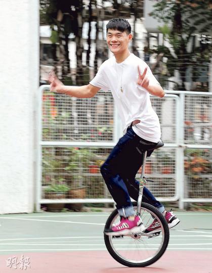 阿廸夢想成為小丑逗人笑,他自學魔術、扭氣球、踩單輪車(圖),閒時會回中學教師弟妹雜耍。(郭慶輝攝)阿廸(中)是扯鈴能手,單鈴、雙鈴都難不倒他,他甚至可以將鈴拋到5層樓高再接回,繼續玩花式,技術不輸給專業雜技員。(郭慶輝攝)阿廸(中)夢想成為小丑逗人開心,他自學魔術、扭氣球、踩單輪車,閒時會回中學教師弟妹雜耍,又到老人中心表演,藉此練習,他說:「自己不開心,好想見到人開心。」(郭慶輝攝)阿廸上網自學扭氣球,可以扭到不少花款,更可以扭出卡通人物「三眼仔」。(郭慶輝攝) 阿廸夢想成為小丑逗人笑,他自學魔術、扭氣球、踩單輪車(圖),閒時會回中學教師弟妹雜耍。(郭慶輝攝)阿廸(中)是扯鈴能手,單鈴、雙鈴都難不倒他,他甚至可以將鈴拋到5層樓高再接回,繼續玩花式,技術不輸給專業雜技員。(郭慶輝攝)阿廸(中)夢想成為小丑逗人開心,他自學魔術、扭氣球、踩單輪車,閒時會回中學教師弟妹雜耍,又到老人中心表演,藉此練習,他說:「自己不開心,好想見到人開心。」(郭慶輝攝)阿廸上網自學扭氣球,可以扭到不少花款,更可以扭出卡通人物「三眼仔」。(郭慶輝攝)