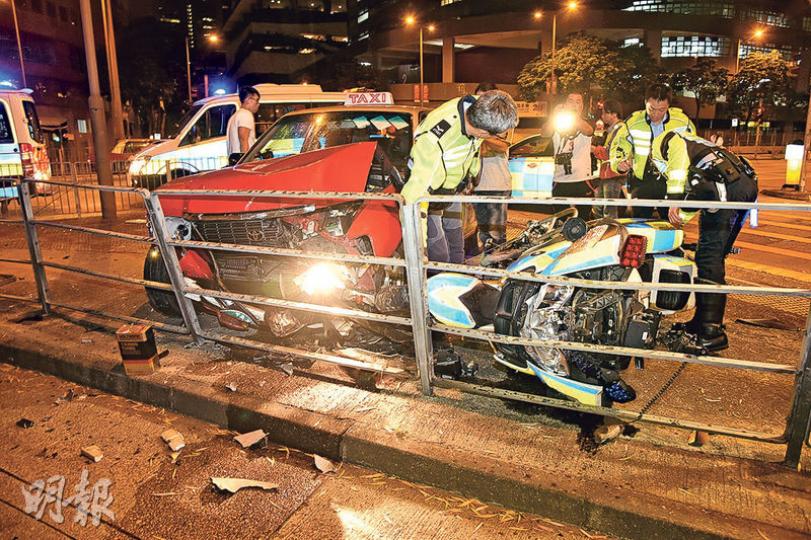 交警鐵馬被的士攔腰猛撞後,兩車同失控衝上安全島撼向鐵欄。(蔡方山攝) 交警鐵馬被的士攔腰猛撞後,兩車同失控衝上安全島撼向鐵欄。(蔡方山攝)