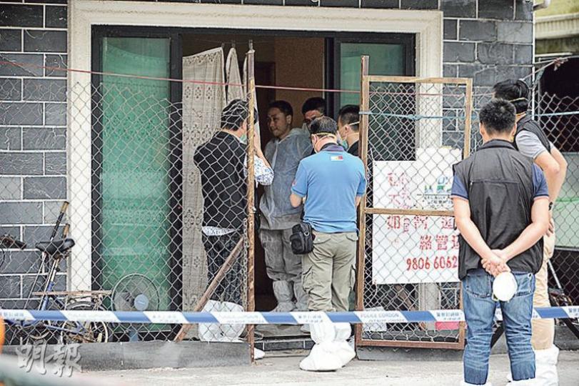 探員在案發的田心村村屋地下單位調查及蒐證。村民稱,死者曾因建村屋問題與人有糾紛,故屋外設有鐵絲網,又有警告牌籲外人不得進入。(樊銳昌攝)大批機動部隊警員昨晚奉召到場搜索證物,警方暫未在現場尋獲兇器。(樊銳昌攝) 探員在案發的田心村村屋地下單位調查及蒐證。村民稱,死者曾因建村屋問題與人有糾紛,故屋外設有鐵絲網,又有警告牌籲外人不得進入。(樊銳昌攝)大批機動部隊警員昨晚奉召到場搜索證物,警方暫未在現場尋獲兇器。(樊銳昌攝)