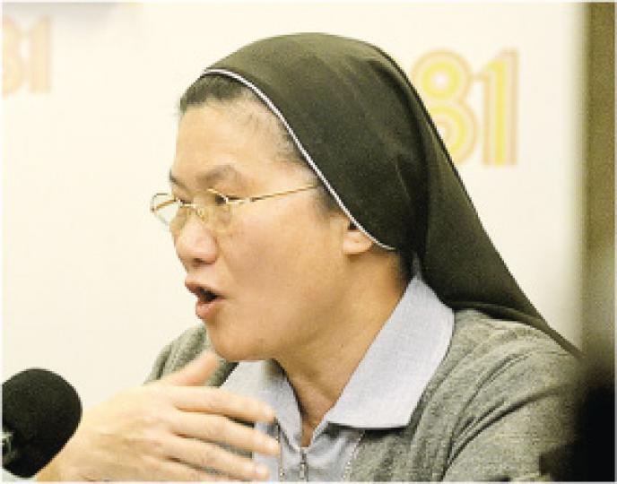 嘉諾撒聖家學校(九龍塘)校長邵苑芬昨於商台節目指出,對有聲音不斷反對基本能力評估研究計劃(BCA),感到反感,批評是在「有原告、無被告」下爭拗。(楊柏賢攝) 嘉諾撒聖家學校(九龍塘)校長邵苑芬昨於商台節目指出,對有聲音不斷反對基本能力評估研究計劃(BCA),感到反感,批評是在「有原告、無被告」下爭拗。(楊柏賢攝)