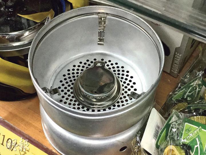 本港露營用品店有售的酒精爐,一般體積相對較小,十分輕便,價格亦相宜。加入酒精後可直接燃點,結構簡單,由一個盛載酒精的容器配上一個承托爐爐具的爐架,保養十分容易。(鄧柳媚攝) 本港露營用品店有售的酒精爐,一般體積相對較小,十分輕便,價格亦相宜。加入酒精後可直接燃點,結構簡單,由一個盛載酒精的容器配上一個承托爐爐具的爐架,保養十分容易。(鄧柳媚攝)