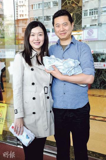 新任媽咪葉翠翠產後5日精神不錯,與丈夫和囝囝首次一家三口見傳媒。(攝影﹕鍾偉茵)周曉東兩度輕吻老婆葉翠翠,以行動證明溫馨幸福之情。(攝影﹕鍾偉茵)葉翠翠指兒子是丈夫的迷你版,小朋友未受環境人聲影響,在父親懷中安然睡覺。(攝影﹕鍾偉茵)剖腹產子的翠翠出院時未見疲態,一家三口乘車返家。(攝影﹕鍾偉茵) 新任媽咪葉翠翠產後5日精神不錯,與丈夫和囝囝首次一家三口見傳媒。(攝影﹕鍾偉茵)周曉東兩度輕吻老婆葉翠翠,以行動證明溫馨幸福之情。(攝影﹕鍾偉茵)葉翠翠指兒子是丈夫的迷你版,小朋友未受環境人聲影響,在父親懷中安然睡覺。(攝影﹕鍾偉茵)剖腹產子的翠翠出院時未見疲態,一家三口乘車返家。(攝影﹕鍾偉茵)