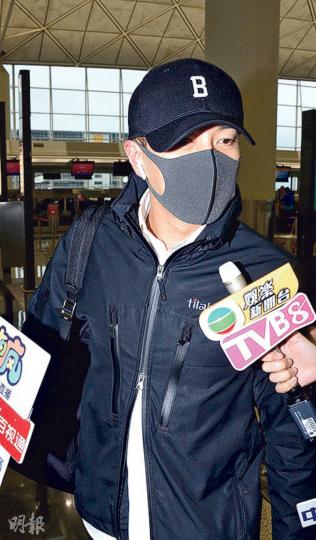 劉愷威昨日全黑打扮兼戴上口罩現身機場,對太太楊冪與女兒的問題一概不答。(攝影﹕梁迺楠) 劉愷威昨日全黑打扮兼戴上口罩現身機場,對太太楊冪與女兒的問題一概不答。(攝影﹕梁迺楠)