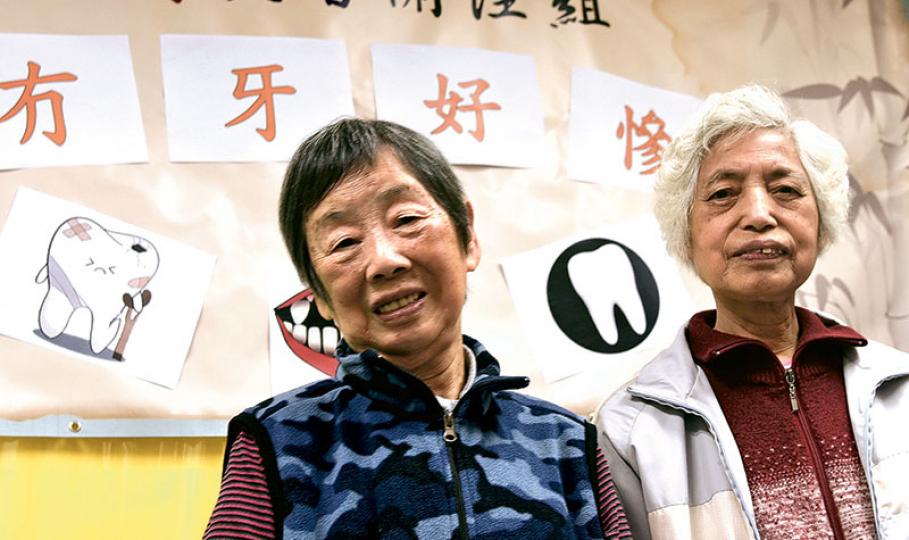 83歲的朱婆婆(右)早年需要拔牙,家住東涌的她知道該區沒有政府牙科診所,只好清晨4時起牀跨區到荃灣政府診所輪候免費服務。她和同是「敬老權益關注組」成員的劉婆婆(左)均希望政府為長者提供更多牙科護理配套。(鄧柳媚攝) 83歲的朱婆婆(右)早年需要拔牙,家住東涌的她知道該區沒有政府牙科診所,只好清晨4時起牀跨區到荃灣政府診所輪候免費服務。她和同是「敬老權益關注組」成員的劉婆婆(左)均希望政府為長者提供更多牙科護理配套。(鄧柳媚攝)