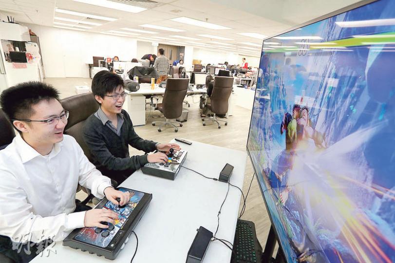 HKES創辦人鍾培生(左一)表示,公司處於「搶灘」階段,爭取與不同市場的用家互動,預計明年可達收支平衡,目前各地員工合共約150人。他支持政府提出探討電競發展,並認為先要在教育、認受性、引起媒體關注的層面着手。(郭慶輝攝) HKES創辦人鍾培生(左一)表示,公司處於「搶灘」階段,爭取與不同市場的用家互動,預計明年可達收支平衡,目前各地員工合共約150人。他支持政府提出探討電競發展,並認為先要在教育、認受性、引起媒體關注的層面着手。(郭慶輝攝)