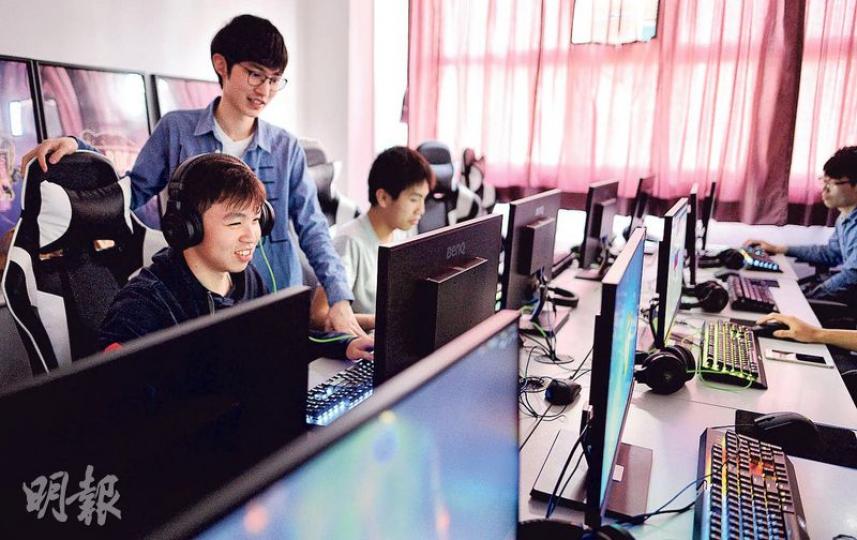 中五生蔡梓毅(左一)到位於土瓜灣的電子競技學院學習電競,他夢想日後能成為電競選手,將自己喜歡的事變成職業。電子競技學院課程總監朱仲賢(站立者)表示,學院開辦首季已達收支平衡,教授的不止是「打機」,更重要是戰術分析和團隊合作。(蘇智鑫攝) 中五生蔡梓毅(左一)到位於土瓜灣的電子競技學院學習電競,他夢想日後能成為電競選手,將自己喜歡的事變成職業。電子競技學院課程總監朱仲賢(站立者)表示,學院開辦首季已達收支平衡,教授的不止是「打機」,更重要是戰術分析和團隊合作。(蘇智鑫攝)