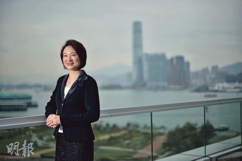 民建聯主席李慧琼上周四在立法會大樓接受本報專訪,表示候任特首林鄭月娥應思考如何重建中央與香港的互信,建議林鄭推動中央與泛民溝通正常化。她承認政改是社會撕裂、矛盾的核心問題,但強調若不梳理中央與香港關係,重啟政改亦極難達成共識。(蘇智鑫攝) 民建聯主席李慧琼上周四在立法會大樓接受本報專訪,表示候任特首林鄭月娥應思考如何重建中央與香港的互信,建議林鄭推動中央與泛民溝通正常化。她承認政改是社會撕裂、矛盾的核心問題,但強調若不梳理中央與香港關係,重啟政改亦極難達成共識。(蘇智鑫攝)