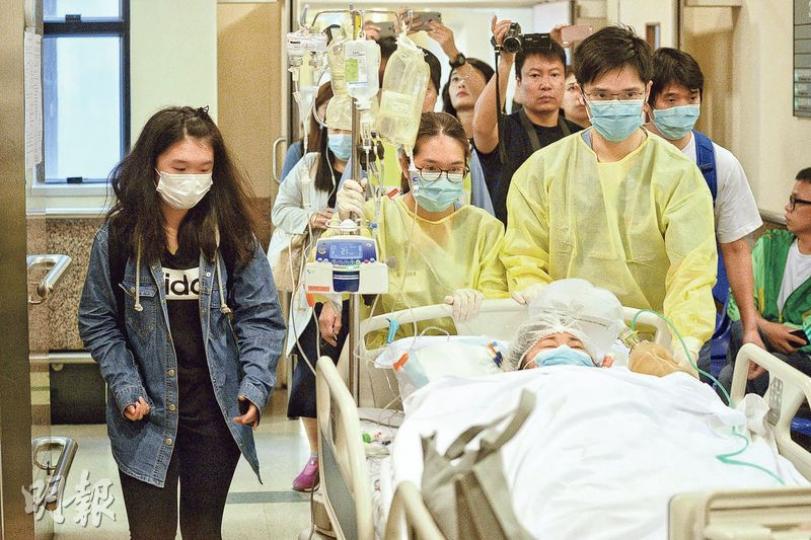 換肝女病人鄧桂思(牀上病人)昨下午約4時突然被送往手術室,當時其女兒Michelle(左一)及丈夫胡先生(第二排右一)在身旁陪伴。(鍾林枝攝)換肝的鄧桂思昨午約4時被推進手術室,其女兒Michelle是應屆文憑試考生,連日為母親奔波的她昨晚不忘在手術室外溫習,應付餘下兩科考試。(鍾林枝攝) 換肝女病人鄧桂思(牀上病人)昨下午約4時突然被送往手術室,當時其女兒Michelle(左一)及丈夫胡先生(第二排右一)在身旁陪伴。(鍾林枝攝)換肝的鄧桂思昨午約4時被推進手術室,其女兒Michelle是應屆文憑試考生,連日為母親奔波的她昨晚不忘在手術室外溫習,應付餘下兩科考試。(鍾林枝攝)