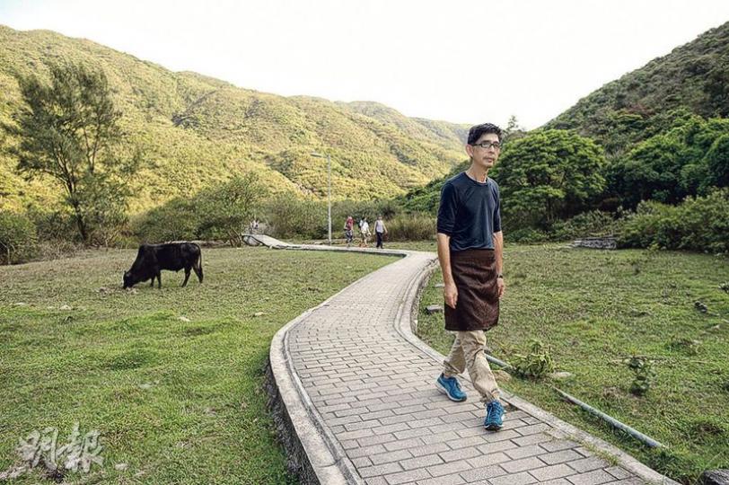 大浪西灣村長黎恩表示,西灣村於2013年被納入郊野公園後,村民申請牌照經營民宿及食肆較以前困難,故退一步接受復耕計劃,希望活化鄉村後,政府回應村民訴求。(鍾林枝攝)大浪西灣分成上、下村,共有4口井,其中一個位於下村的井於1950年代建造;該井現時仍可運作,故會被復修並供水灌溉農田。(鍾林枝攝) 大浪西灣村長黎恩表示,西灣村於2013年被納入郊野公園後,村民申請牌照經營民宿及食肆較以前困難,故退一步接受復耕計劃,希望活化鄉村後,政府回應村民訴求。(鍾林枝攝)大浪西灣分成上、下村,共有4口井,其中一個位於下村的井於1950年代建造;該井現時仍可運作,故會被復修並供水灌溉農田。(鍾林枝攝)