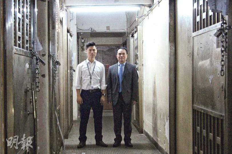 經過一輪行動,警方及香檳大廈B座大業主恒基地產已驅趕非法佔用單位的不法分子。恒基地產發展部物業經理黃榮章(右)說,已派人以鐵鏈封鎖涉事單位鐵閘和大門,加強保安。圖左為油尖警區反三合會行動組第3隊主管何兆東偵緝高級督察。(陳柔雅攝)近日警方聯同大業主恒基地產合作打擊香檳大廈B座內非法佔用單位的不法分子,除封鎖涉事單位,亦以木板封上窗戶。(陳柔雅攝) 經過一輪行動,警方及香檳大廈B座大業主恒基地產已驅趕非法佔用單位的不法分子。恒基地產發展部物業經理黃榮章(右)說,已派人以鐵鏈封鎖涉事單位鐵閘和大門,加強保安。圖左為油尖警區反三合會行動組第3隊主管何兆東偵緝高級督察。(陳柔雅攝)近日警方聯同大業主恒基地產合作打擊香檳大廈B座內非法佔用單位的不法分子,除封鎖涉事單位,亦以木板封上窗戶。(陳柔雅攝)