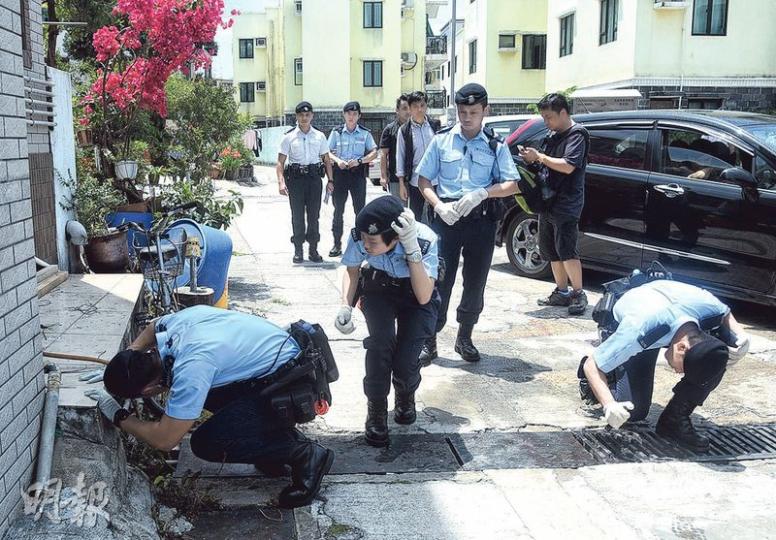 元朗田心村上周六揭發謀殺案,涉案兇器及死者財物至今未尋回,警方昨出動逾百人再到村內地氈式搜索,惟未有發現。(賴俊傑攝)死者妻子(前)及兒子(中)昨午隨警員到案發村屋助查,離開時未回應記者提問。(賴俊傑攝) 元朗田心村上周六揭發謀殺案,涉案兇器及死者財物至今未尋回,警方昨出動逾百人再到村內地氈式搜索,惟未有發現。(賴俊傑攝)死者妻子(前)及兒子(中)昨午隨警員到案發村屋助查,離開時未回應記者提問。(賴俊傑攝)