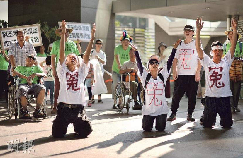 數十名橫洲村民昨從中環遮打花園遊行至候任特首辦公室,要求林鄭月娥上任後擱置橫洲發展計劃。數名帶頭的村代表(圖)以三步一跪方式表達訴求,前排右一為永寧村村長陳愛金。(蘇智鑫攝) 數十名橫洲村民昨從中環遮打花園遊行至候任特首辦公室,要求林鄭月娥上任後擱置橫洲發展計劃。數名帶頭的村代表(圖)以三步一跪方式表達訴求,前排右一為永寧村村長陳愛金。(蘇智鑫攝)