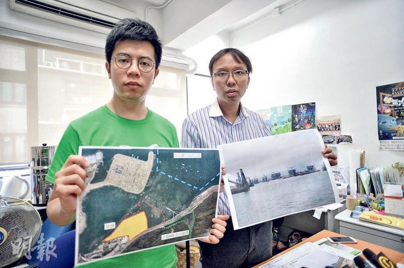 環保觸覺義務總幹事譚凱邦(右)稱,上周六到東涌觀察,見到仍在施工的港珠澳大橋香港口岸及接線工程附近仍有黃泥水,海面亦有多艘工程船停泊,擔心年底又開展東涌填海,對大小磨刀海岸公園的生態造成滋擾。圖左為環保觸覺高級研究主任麥志杰。(蘇智鑫攝) 環保觸覺義務總幹事譚凱邦(右)稱,上周六到東涌觀察,見到仍在施工的港珠澳大橋香港口岸及接線工程附近仍有黃泥水,海面亦有多艘工程船停泊,擔心年底又開展東涌填海,對大小磨刀海岸公園的生態造成滋擾。圖左為環保觸覺高級研究主任麥志杰。(蘇智鑫攝)