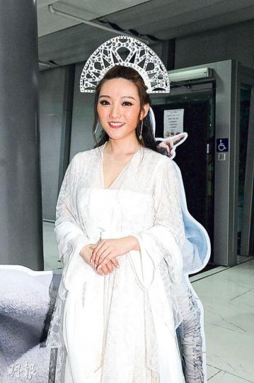 閻奕格笑言其扇形頭飾是最強武器。(攝影:鍾偉茵) 閻奕格笑言其扇形頭飾是最強武器。(攝影:鍾偉茵)